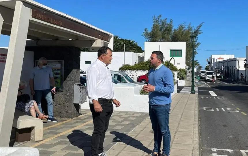 Jacobo Medina en una parada de guagua en Tinajo.