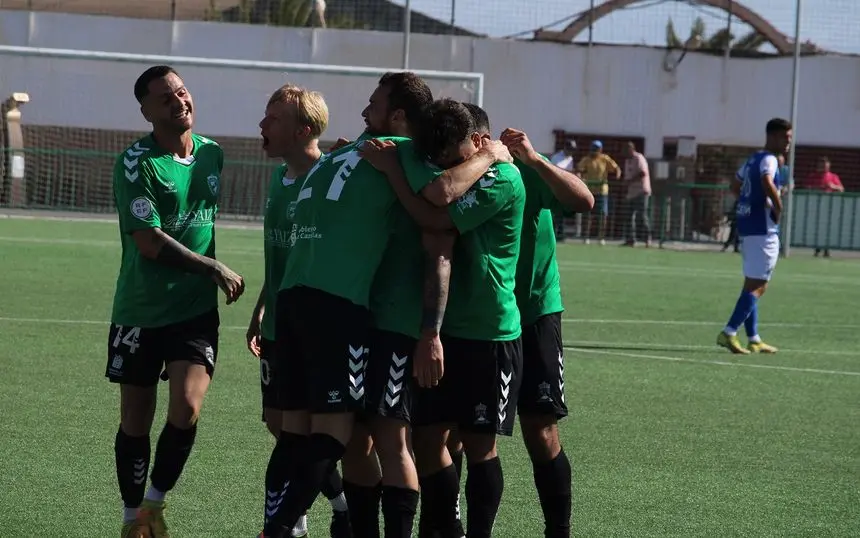 Imagen feliz de los jugadores tras marcar un gol