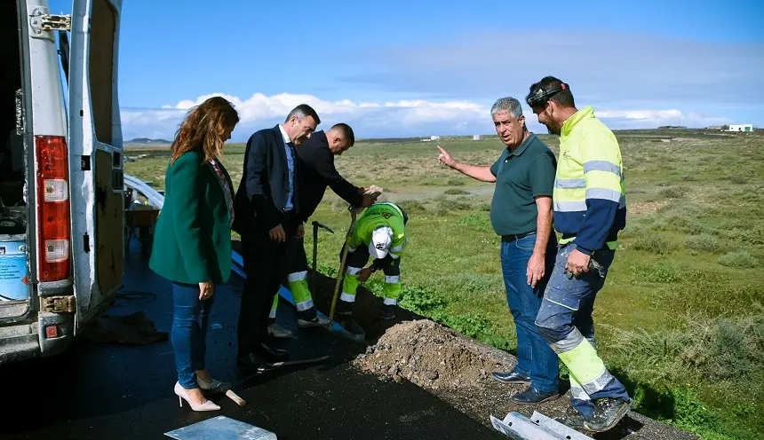 El alcalde de Teguise, Oswaldo Betancort, acudió por la mañana a comprobar cómo se encuentran los trabajos de la carretera.