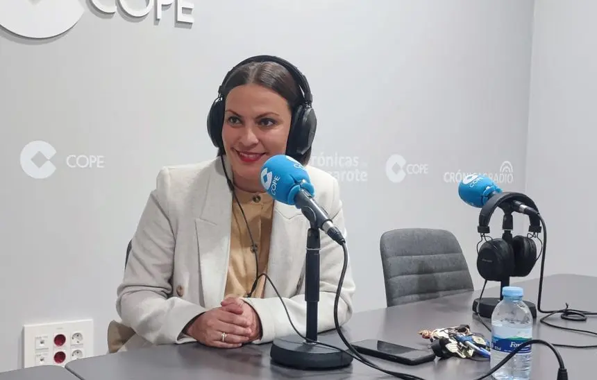 Migdalia Machín en el estudio de Crónicas Radio.
