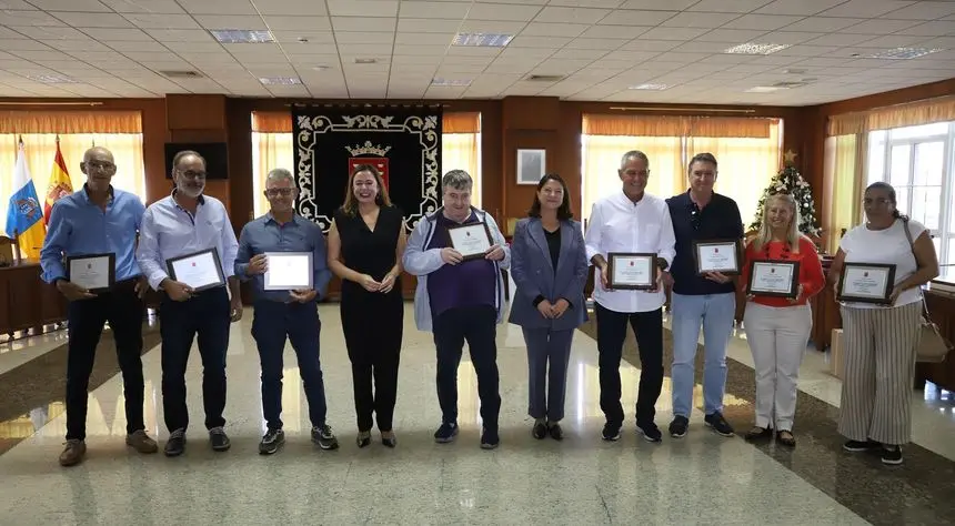 Imagen de la presidenta del Cabildo con los trabajadores reconocidos