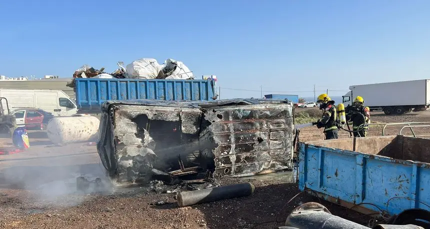 Imagen del vehículo incendiado.