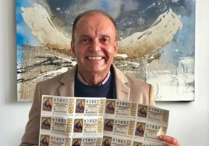 El alcalde deTinajo con los décimos que ha comprado.