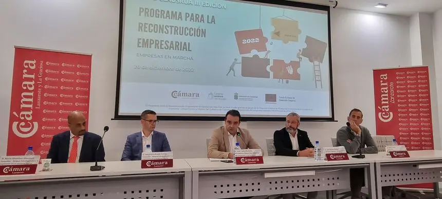 Imagen de la mesa para la reconstrucción empresarial organizada por la Cámara de Lanzarote.