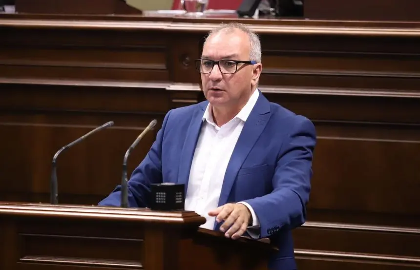 Luis Campos en el Parlamento de Canarias.