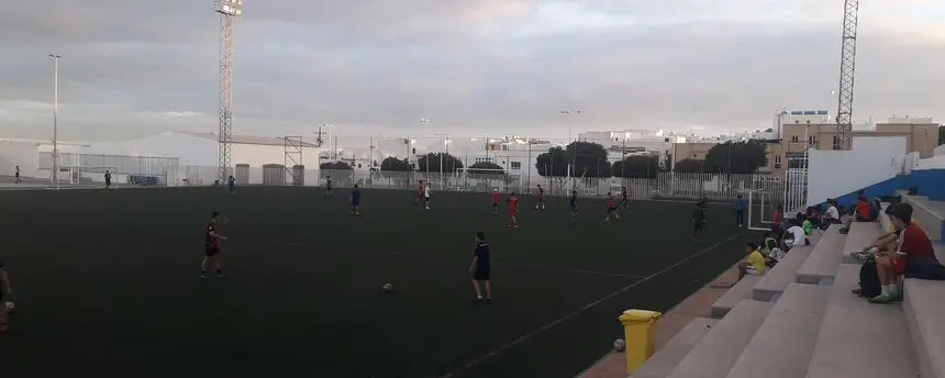 Imagen de un domingo cualquiera con un montón de gente joven jugando en el campo y otro montón todavía más numeroso esperando para poder jugar.