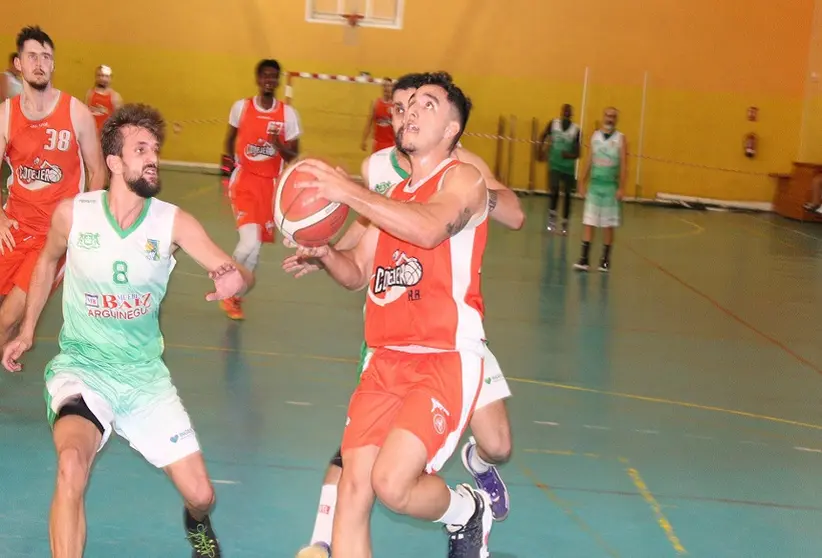 Imagen de archivo de un jugador del Aloe Plus Conejero entrando a canasta.