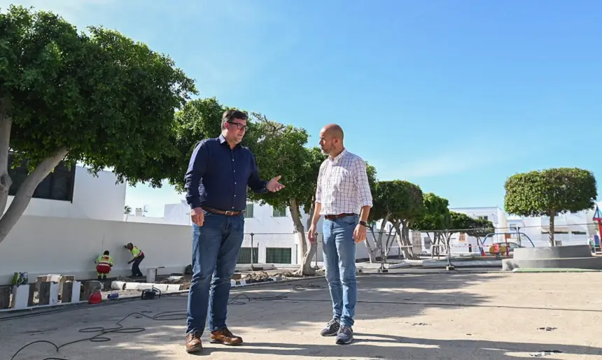 Isidro Pérez y Raúl de León en un parque de San Bartolomé.