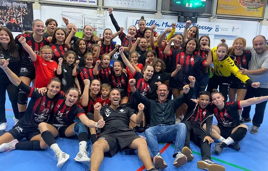 Jugadoras del San José Obrero celebrando su victoria en el derbi.