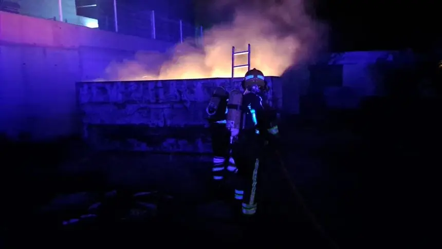 Incendio en la caja de un camión en Arrecife.