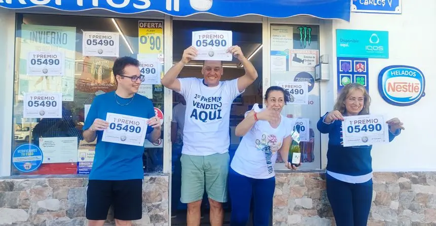Imagen de la gente de la Administración donde se ha repartido El Gordo en Arrecife.