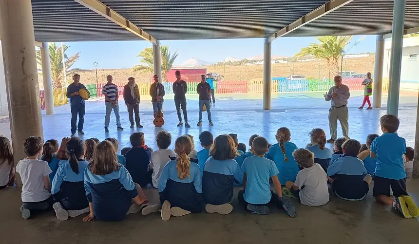 Visita de parte de los integrantes del Rancho al colegio de Costa Teguise.