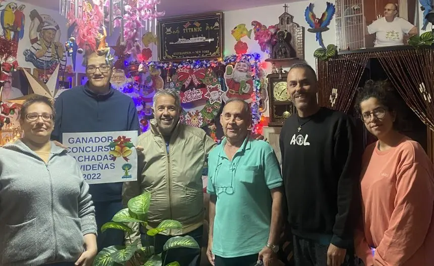 Imagen del ganador, Carmelo Padrón, con los integrantes del jurado.