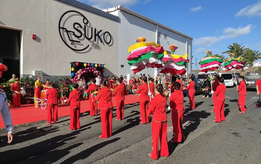 Imagen de la actuación de la Asociación Cultural Mazu en España durante la apertura del Suko Cash&Carry.