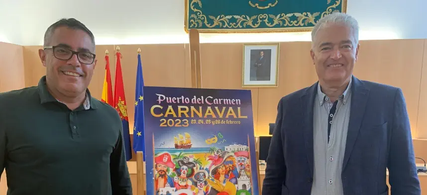 Sergio García y José Juan Cruz junto al cartel del carnaval de Puerto del Carmen 2023.