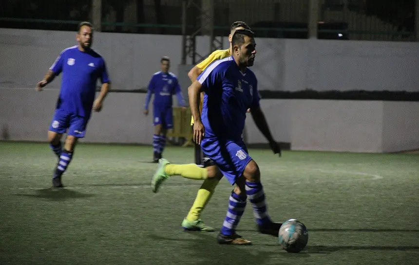Jugador del CD Arrecife controlando el balón.