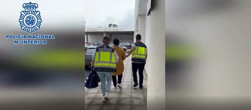 Imagen de los agentes de la Policía Nacional realizando la detención en el Aeropuerto César Manrique.