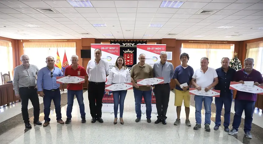 María Dolores Corujo, Ándres Stinga y José Juan Cruz haciendo entrega a los clubes deportivos de Tías de la recaudación obtenida por la venta de de bebida en el I Festival de las Cocinas Volcánicas.