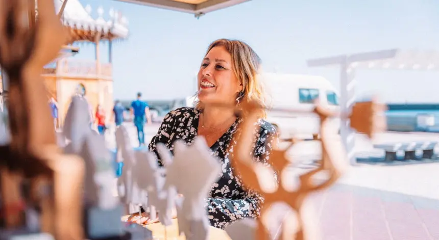 Astrid Pérez en la inauguración del mercadillo de Navidad.
