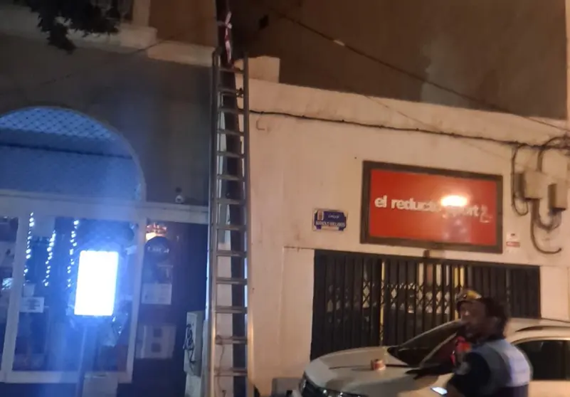 Bomberos durante su actuación con el poste de telefonía.