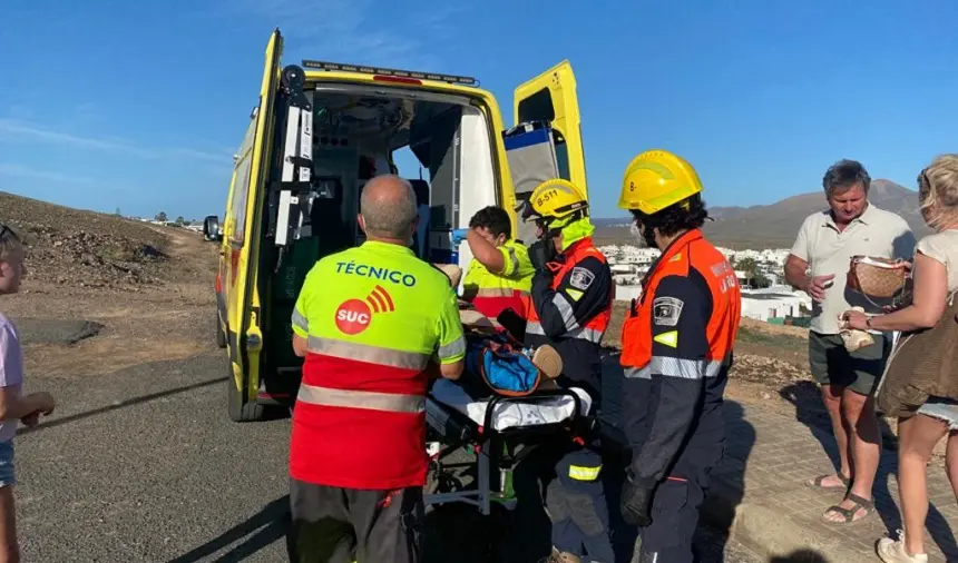 Los bomberos del Consorcio colaborando en el traslado de la afectada.