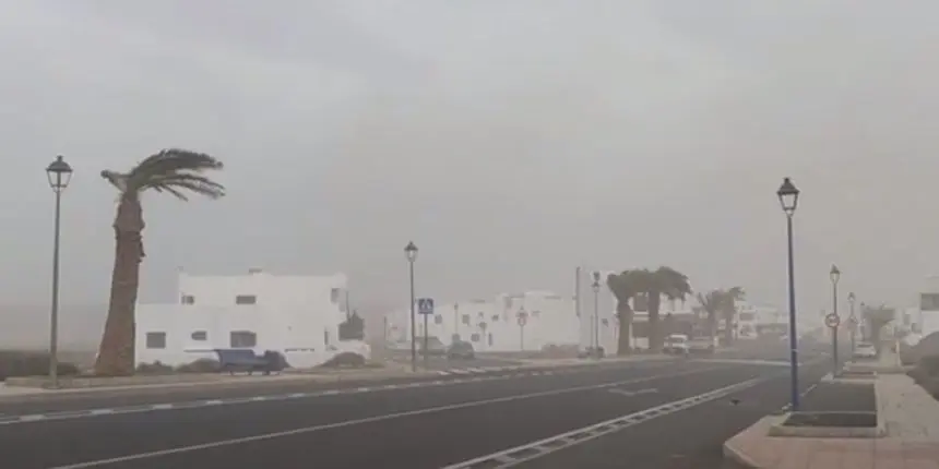 Imagen del viento y la calima este lunes en la zona de La Santa