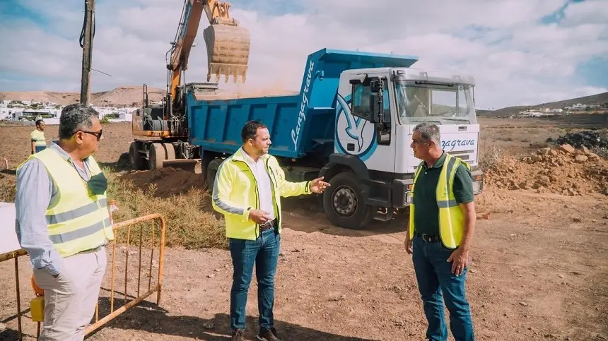 El  ex consejero de Obras Públicas, Jacobo Medina, coordina con el concejal de Teguise las obras previas de la rotonda.