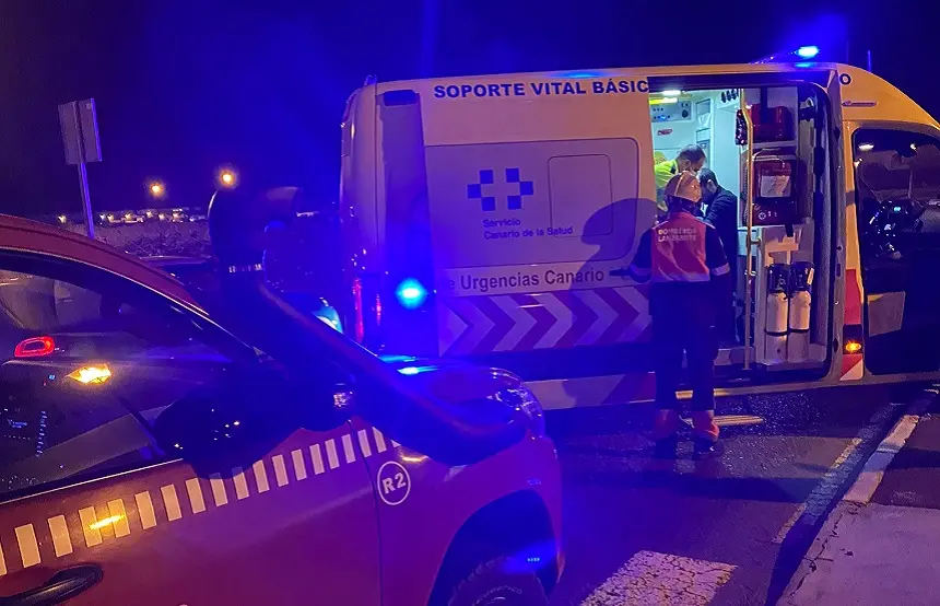 Imagen de la ambulancia tratando a la persona herida.