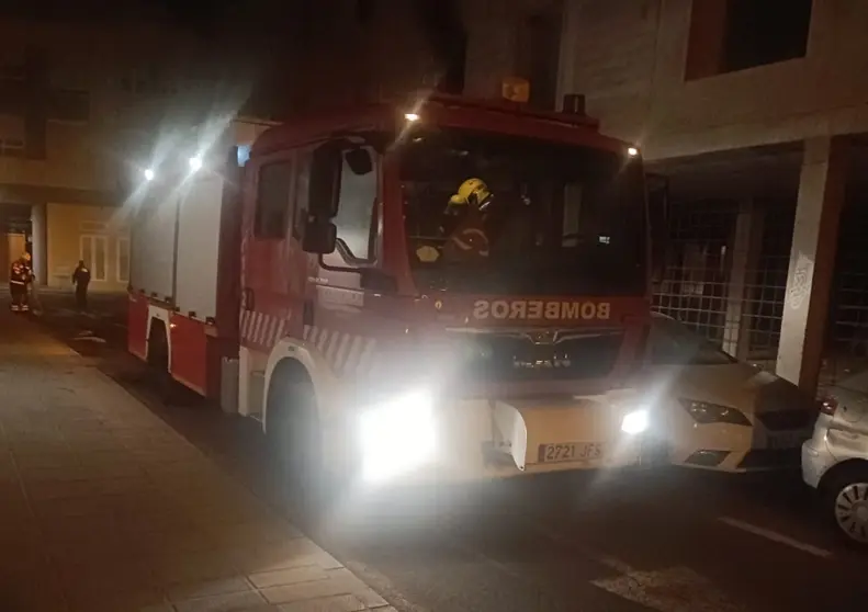 Camión de los bomberos en la zona del incendio.