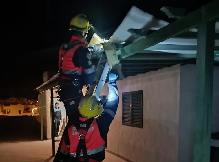 Los bomberos del Consorcio de Seguridad realizando la reparación de la pérgola afectada.