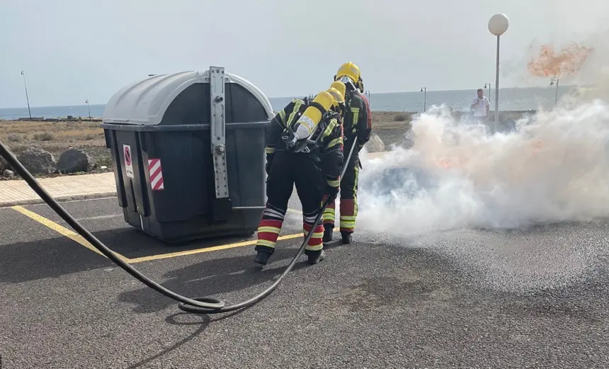 Bomberos del Consorcio extinguiendo el fuego.