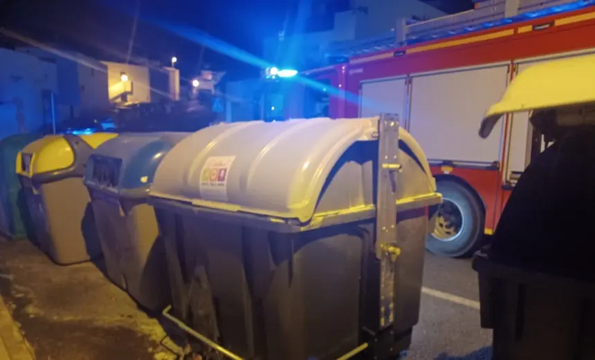 Imagen del camión de los bomberos durante el servicio realizado en Puerto del Carmen.