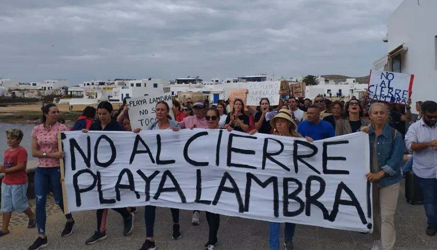 Vecinos de La Graciosa manifestandose por las diferentes calles de La Graciosa.