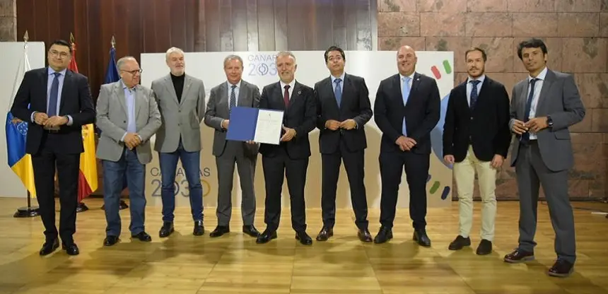 Imagen de la firma del acuerdo de ampliación de las ayudas al transporte.