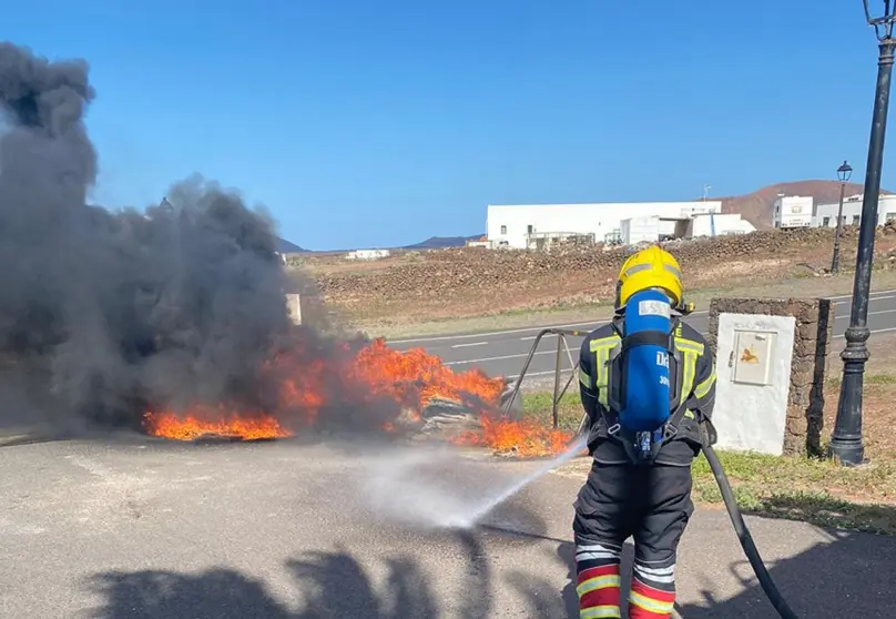 Imagen de los bomberos apagando el fuego.