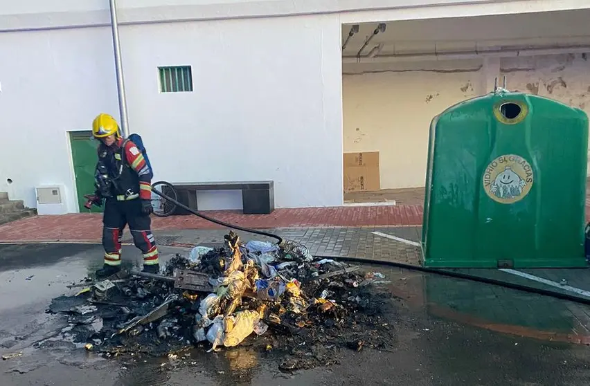 Imagen de los restos del contenedor tras la actuación de los bomberos