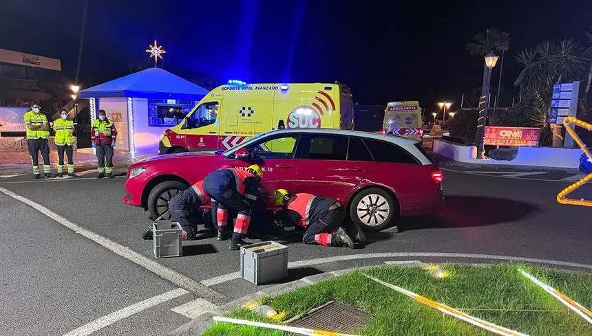 Momento en el que los bomberos tuvieron que sacar al hombre de debajo del vehículo