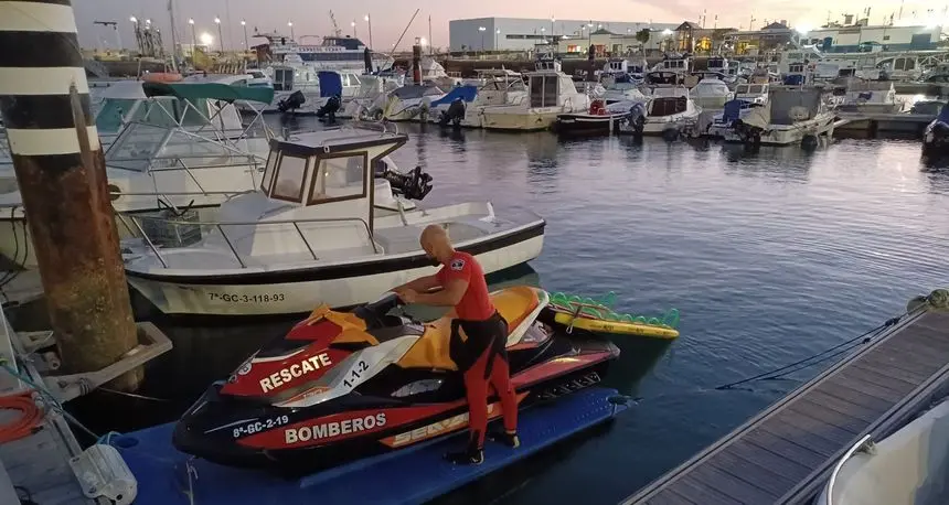 Imagen de uno de los bomberos que actuó este lunes y la moto con la que rescató al windsurfista