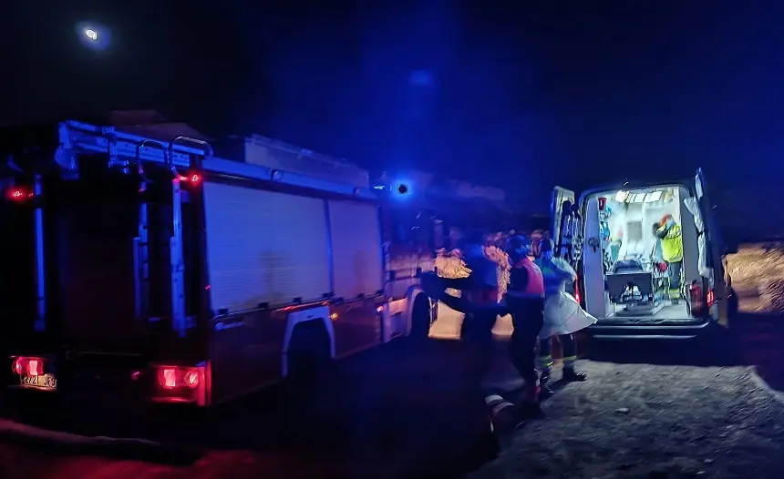Imagen de los bomberos y el SUC durante la actuación.