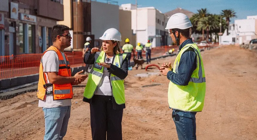 Astrid Pérez junto a Eduardo Placeres en su visita las obras de la calle Tenderete.