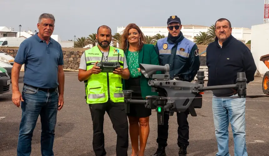 Olivia Duque, Miguel Ángel Jiménez y Eugenio Robayna junto a un voluntario de Emerlan durante las maniobras con el dron.
