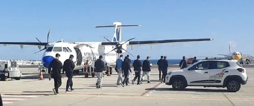 Imagen de los inmigrantes trasladados a Gran Canaria en el Aeropuerto César Manrique.