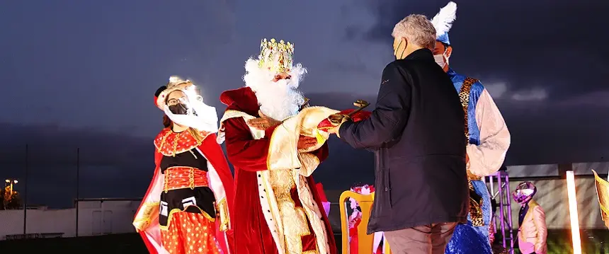 Imagen de archivo de José Juan Cruz entregando la llave del municipio a sus majetades.