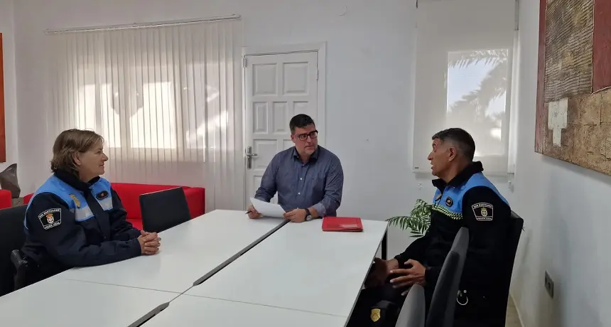 El alcalde de San Bartolomé con los representantes de la Policía.