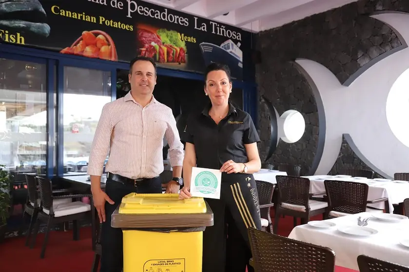 Hugo Delgado haciendo entrega de uno de los contenedores a una hostelera.