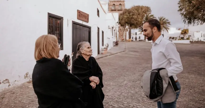 Jonás Álvarez en una imagen de archivo charlando con dos mujeres de La Villa
