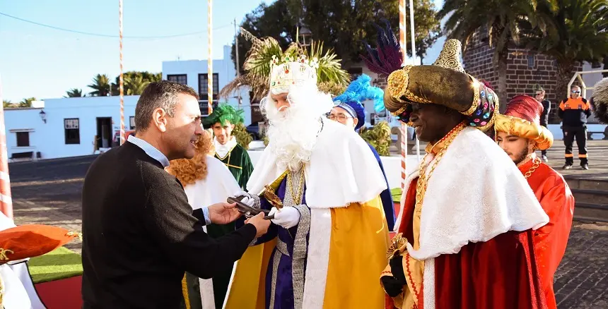 Oswaldo Betancort entregando las llaves a Sus Majestades de Oriente.