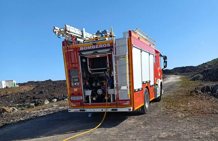 Imagen del camión de los bomberos durante la actuación.