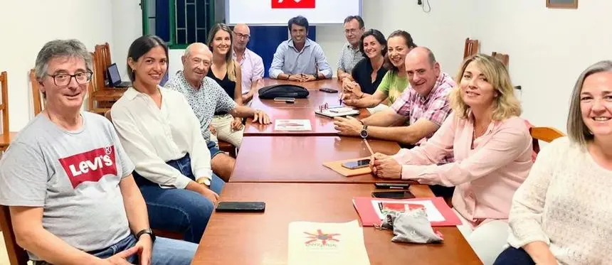 Imagen de una reunión de los integrantes del Comité Local del PSOE en Teguise