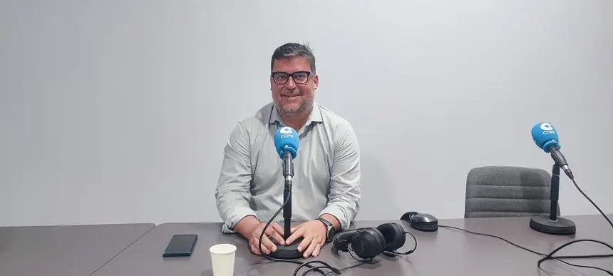 Isidro Pérez en el estudio de Crónicas Radio.